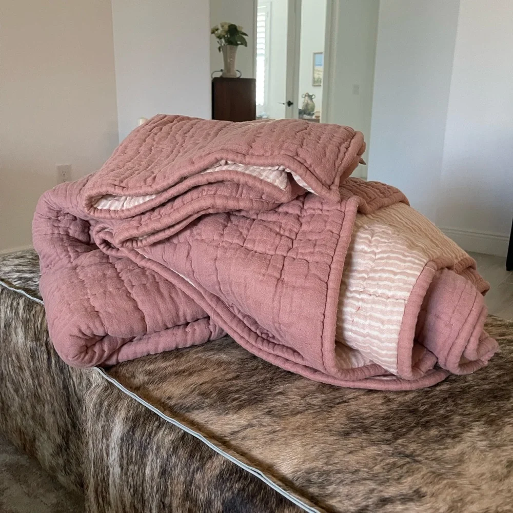 Anthropologie Airy Gauze Reversible Quilt with 2 standard shams FULL